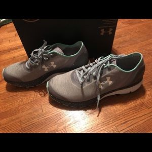 Women’s 9.5 UnderArmour shoes